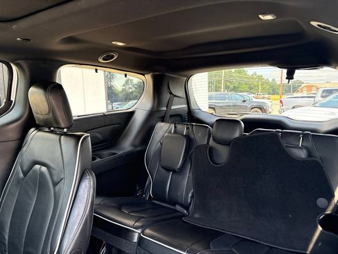 Used 2025 Chrysler Pacifica Limited FWD image 6