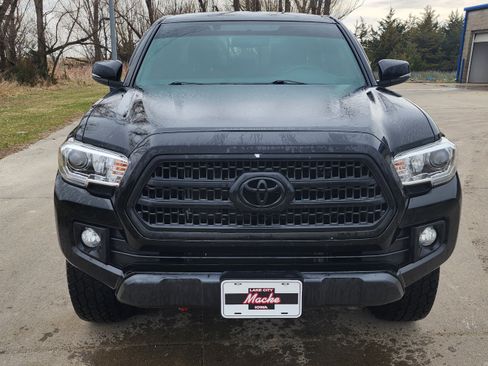 Used 2017 Toyota Tacoma TRD Off-Road w/ Tow Package (A/T) image 2