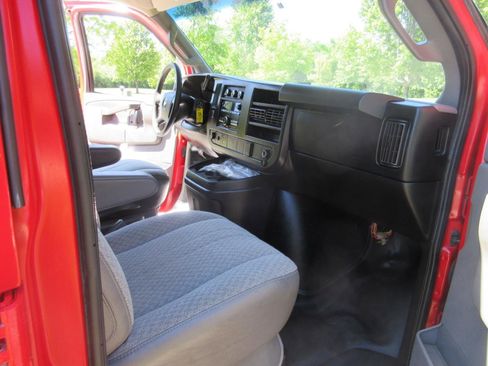 Used 2017 Chevrolet Express 2500 RWD image 36