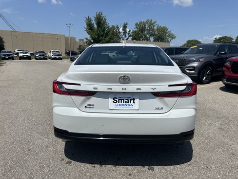 Used 2025 Toyota Camry XLE AWD/4WD image 9