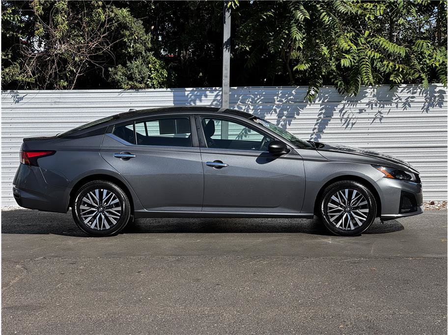Used 2025 Nissan Altima 2.5 SV AWD/4WD image 13