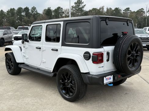 Used 2023 Jeep Wrangler Sahara image 7