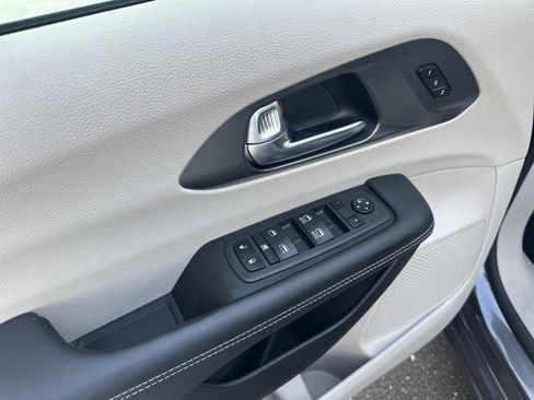 Used 2023 Chrysler Pacifica Touring-L FWD image 9