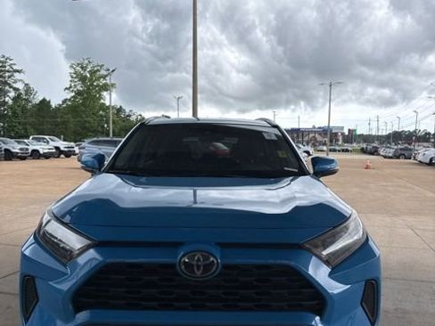 Used 2020 Toyota RAV4 LE FWD image 2