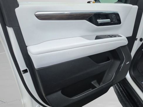 Used 2025 Chevrolet Tahoe Premier AWD/4WD image 13