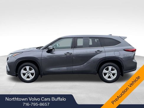 Used 2021 Toyota Highlander LE AWD/4WD image 2