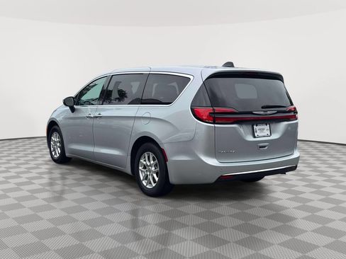Used 2023 Chrysler Pacifica Touring-L FWD image 5