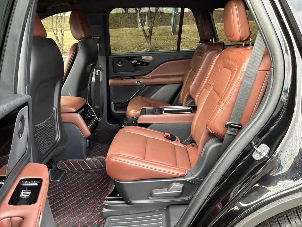 Certified 2025 Lincoln Aviator Reserve w/ Illumination Package RWD image 25