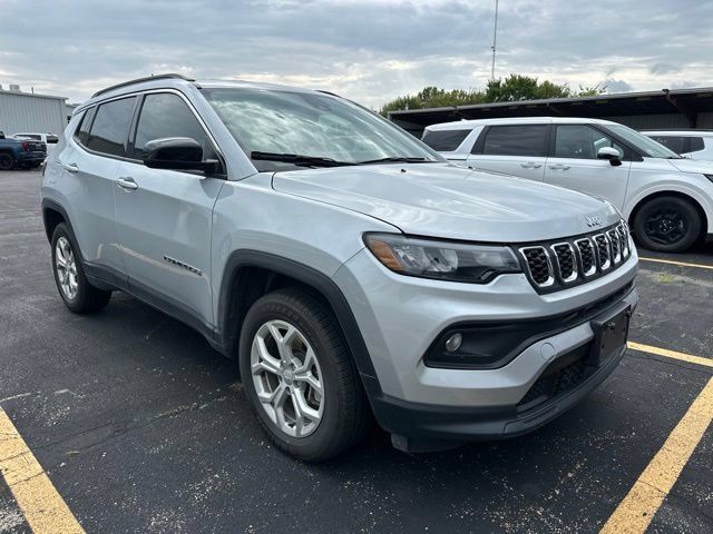 Used 2024 Jeep Compass Latitude AWD/4WD image 2