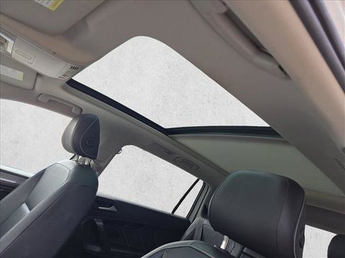 Used 2022 Volkswagen Tiguan SE w/ Panoramic Sunroof Package FWD image 11