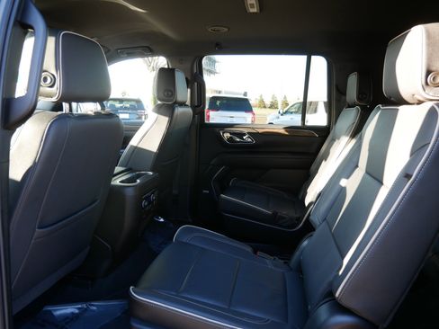 Used 2023 Chevrolet Suburban Premier AWD/4WD image 10