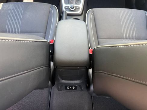 Used 2024 Hyundai Venue Limited FWD image 27