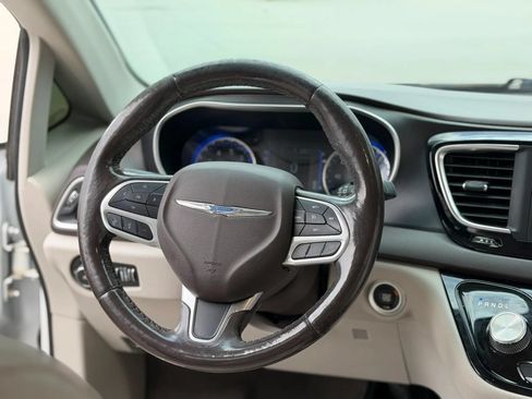 Used 2020 Chrysler Pacifica Touring-L FWD image 27