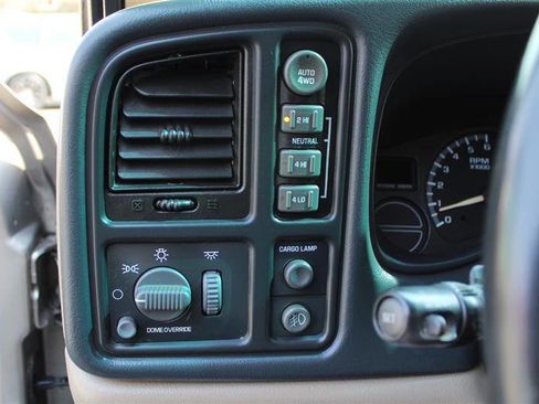 Used 2002 Chevrolet Avalanche 4x4 w/ Off-Road Suspension Pkg image 17