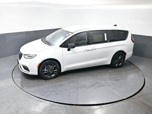 New 2026 Chrysler Pacifica Select image 32