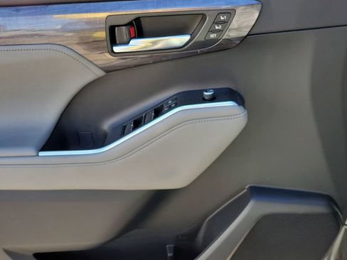 Used 2022 Toyota Highlander Limited image 16