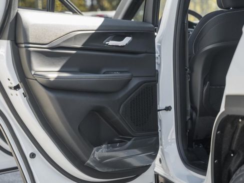 New 2025 Jeep Grand Cherokee Laredo X w/ Luxury Tech Group I image 34