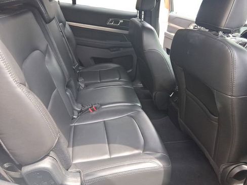 Used 2019 Ford Explorer XLT w/ Equipment Group 202A AWD/4WD image 18