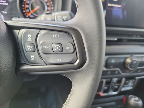 Used 2025 Jeep Wrangler Unlimited Sport AWD/4WD image 17