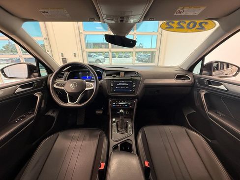 Used 2022 Volkswagen Tiguan SE w/ Panoramic Sunroof Package FWD image 18