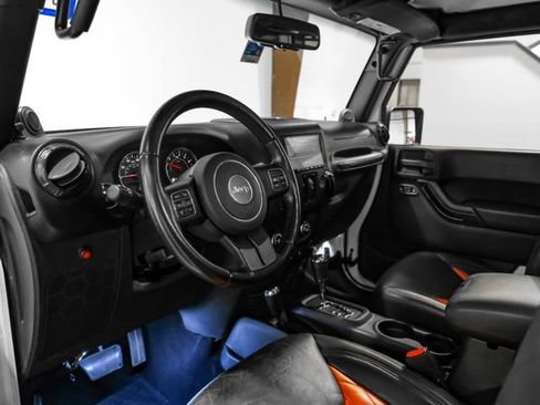 Used 2014 Jeep Wrangler Unlimited Sahara w/ Connectivity Group AWD/4WD image 3