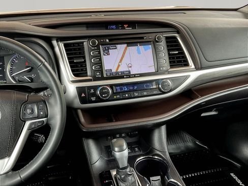 Used 2018 Toyota Highlander Limited AWD/4WD image 9