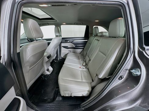 Used 2017 Toyota Highlander XLE image 29