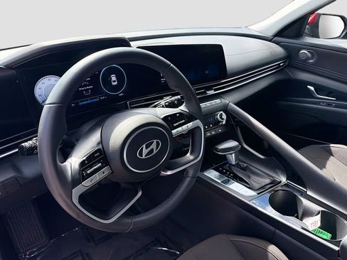 Certified 2025 Hyundai Elantra SEL FWD image 9