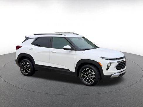 Used 2025 Chevrolet TrailBlazer LT image 2