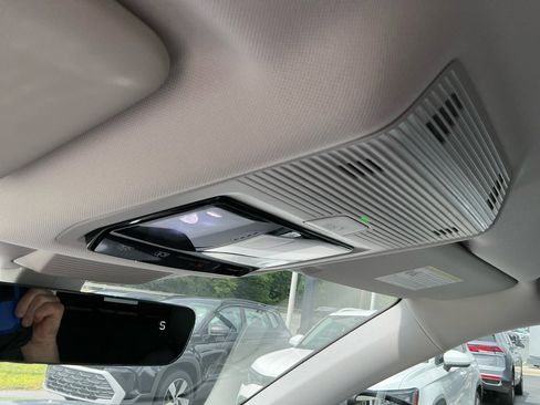 Certified 2025 Volkswagen Tiguan SE image 21