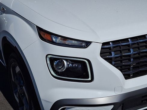 Certified 2025 Hyundai Venue Limited FWD image 9