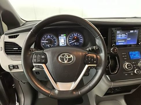 Used 2020 Toyota Sienna XLE FWD image 14