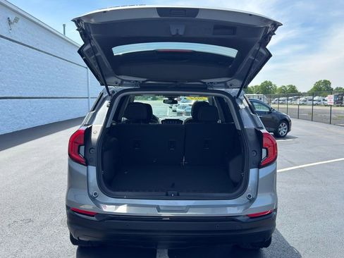 Used 2024 GMC Terrain SLE w/ Driver Convenience Package FWD image 9
