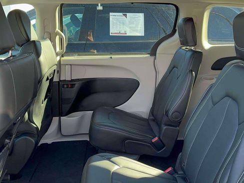 Used 2024 Chrysler Pacifica Touring-L image 10