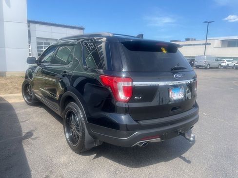Used 2018 Ford Explorer XLT AWD/4WD image 3