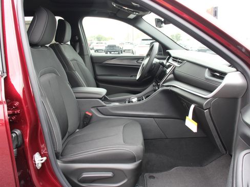 New 2025 Jeep Grand Cherokee L Laredo image 27