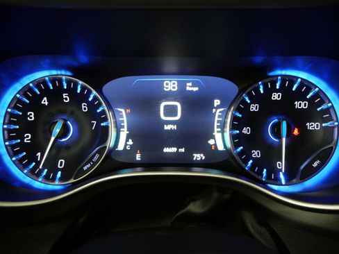 Used 2023 Chrysler Pacifica Touring-L FWD image 15