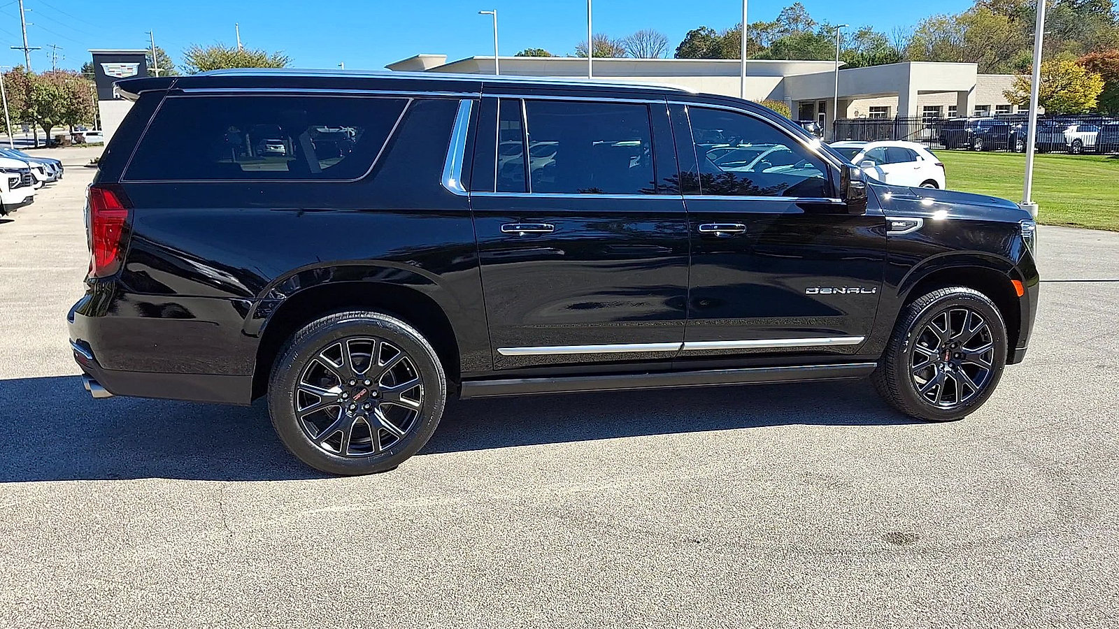 Certified 2023 GMC Yukon XL Denali w/ Denali Reserve Package AWD/4WD image 9