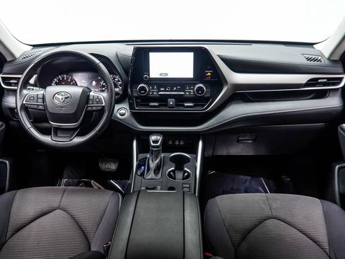Used 2025 Toyota Highlander LE FWD image 5