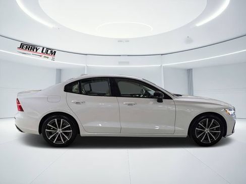 Used 2022 Volvo S60 B5 Momentum w/ Premium Package FWD image 2
