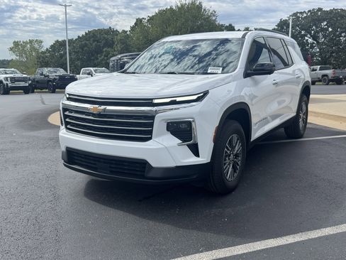 New 2026 Chevrolet Traverse LT w/ Driver Confidence Package image 2