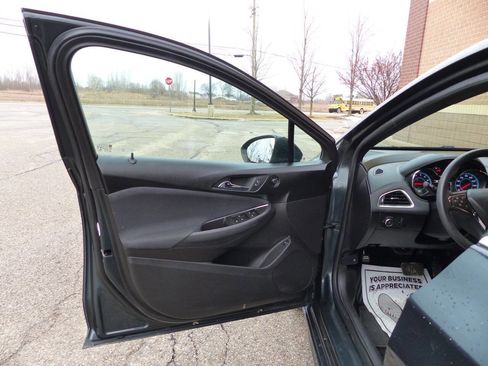 Used 2017 Chevrolet Cruze LT w/ Convenience Package image 17