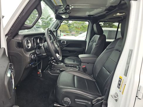 Used 2023 Jeep Wrangler Unlimited Sahara w/ Cold Weather Group AWD/4WD image 5