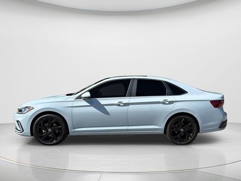 Used 2025 Volkswagen Jetta SE w/ Sunroof Package FWD image 9