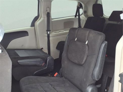 Used 2012 Chrysler Town & Country Touring image 8