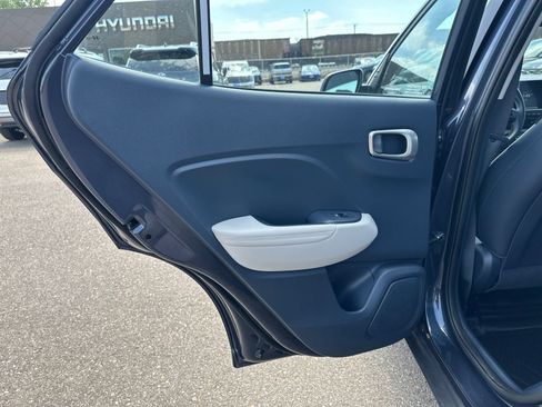 Used 2025 Hyundai Venue Limited FWD image 18
