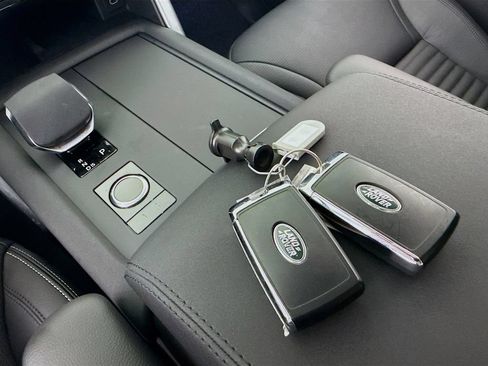 Used 2024 Land Rover Discovery S AWD/4WD image 17