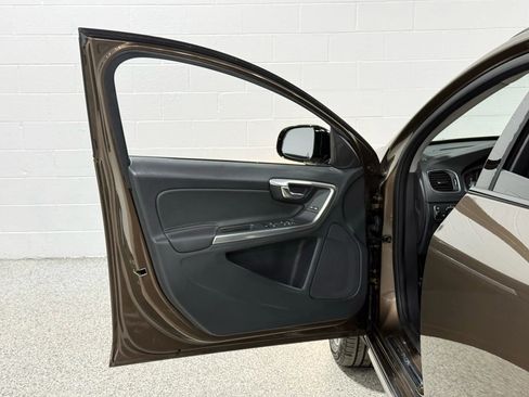 Used 2016 Volvo V60 T5 Cross Country image 11