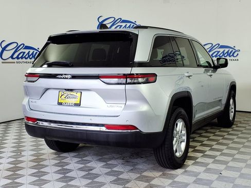 Used 2023 Jeep Grand Cherokee Laredo AWD/4WD image 6