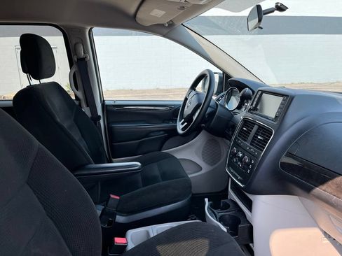 Used 2016 Dodge Grand Caravan SE w/ Quick Order Package 29E SE FWD image 2